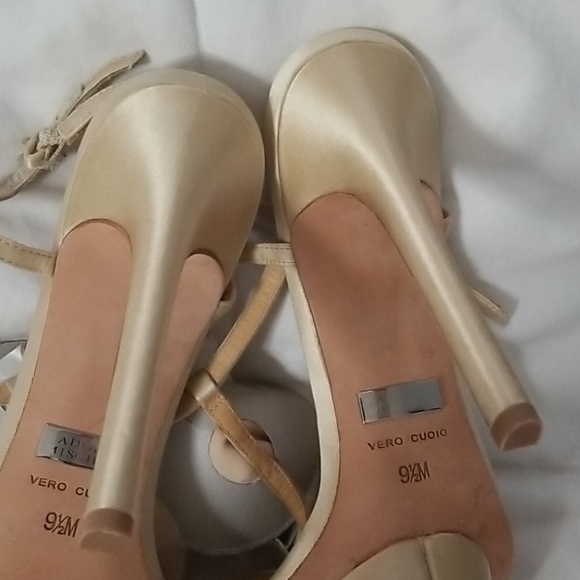 Badgley Mischka approximately 4.5" in. heels. - Picture 8 of 8